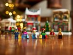 LEGO Icons 10308 - Weihnachtlich geschmückte Hauptstraße - Produktbild 02