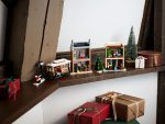 LEGO Icons 10308 - Weihnachtlich geschmückte Hauptstraße - Produktbild 04