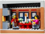 LEGO Icons 10308 - Weihnachtlich geschmückte Hauptstraße - Produktbild 07