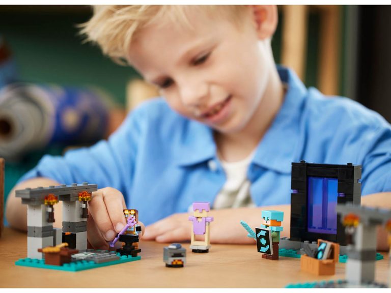 LEGO Minecraft 21252 - Die Waffenkammer - Produktbild 03