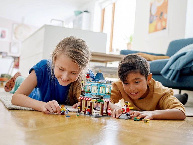 LEGO Creator 31105 - Spielzeugladen im Stadthaus - Produktbild 02