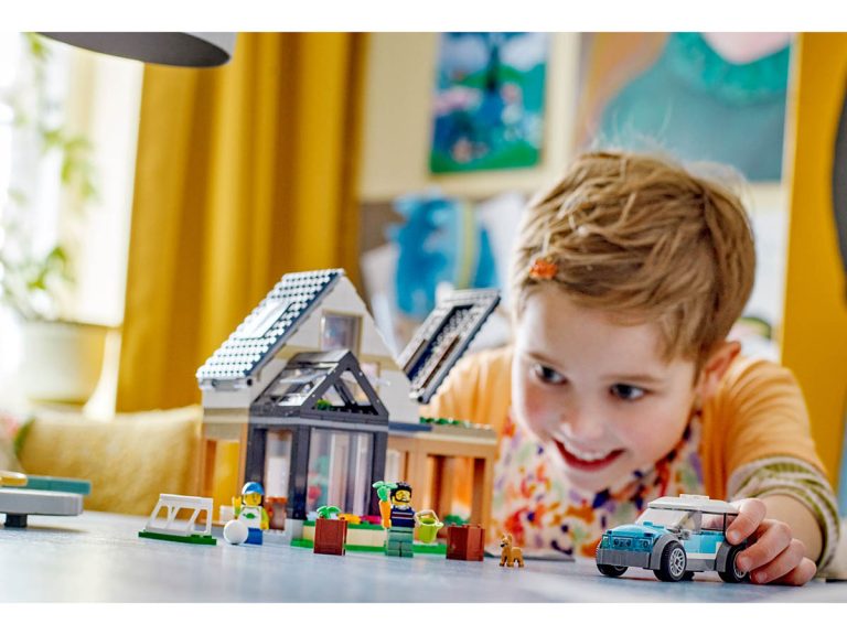 LEGO City 60398 - Familienhaus mit Elektroauto - Produktbild 02