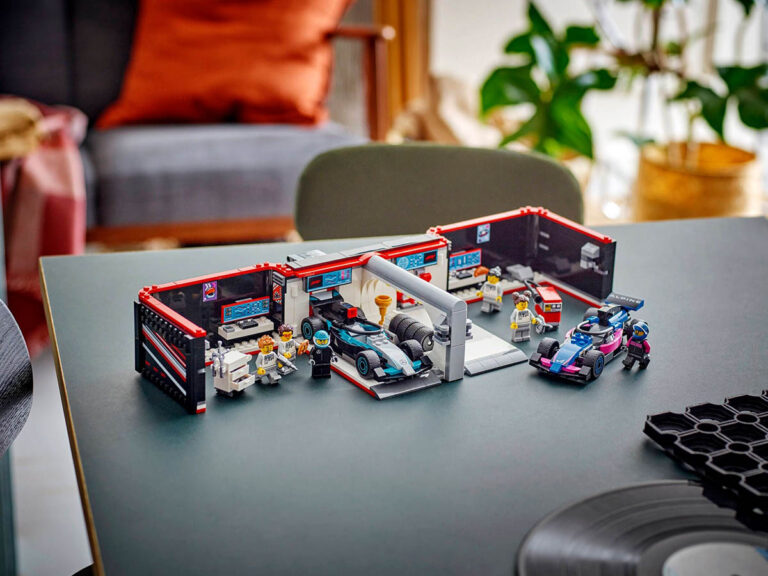 LEGO F1® Garage mit Mercedes-AMG & Alpine 60444