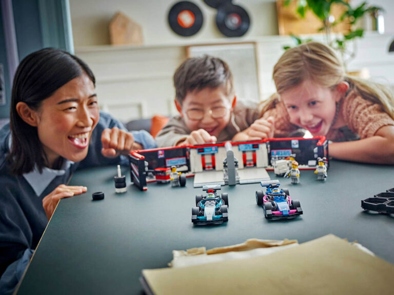 LEGO F1® Garage mit Mercedes-AMG & Alpine 60444