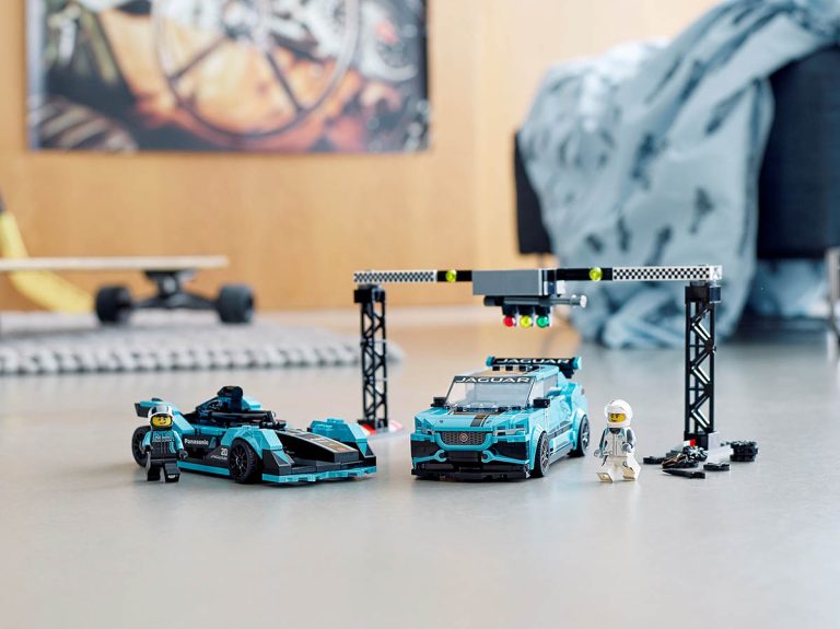 LEGO Speed Champions 76898 - Formula E Panasonic Jaguar Racing GEN2 car & Jaguar I-PACE eTROPHY - Produktbild 03